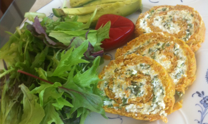 Рулет из моркови с сыром и зеленью