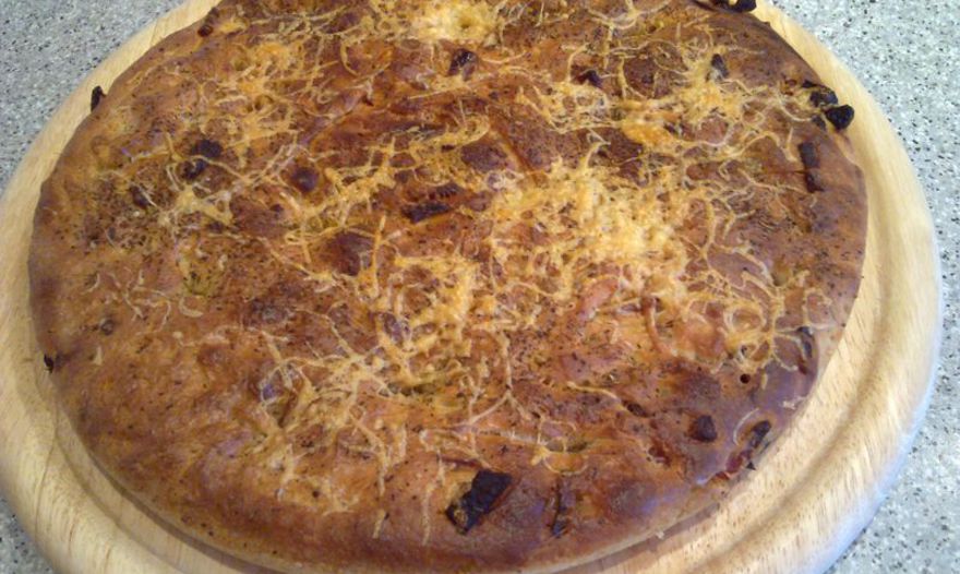 Фокаччо с вялеными томатами и ветчиной