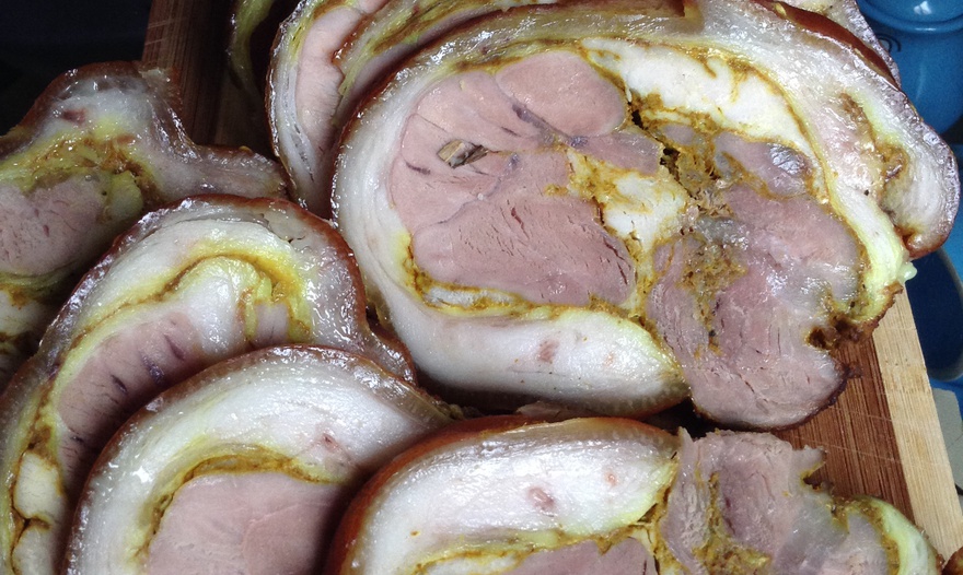 Рулет из рульки с куриной начинкой