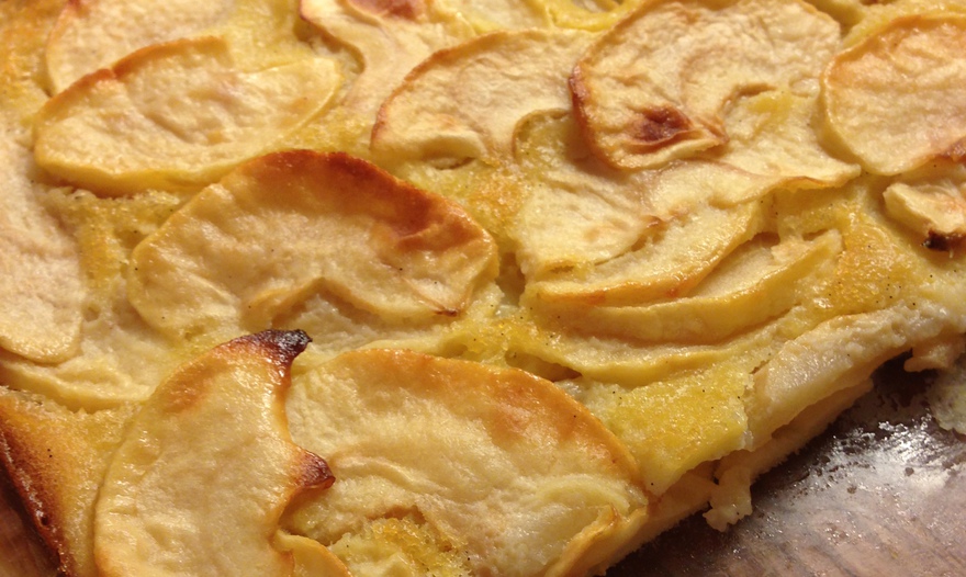 Французский яблочный пирог (Gâteau invisible aux pommes)