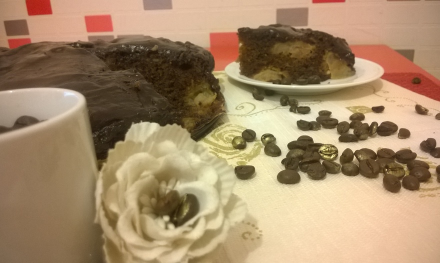 Шоколадный пирог с яблоками