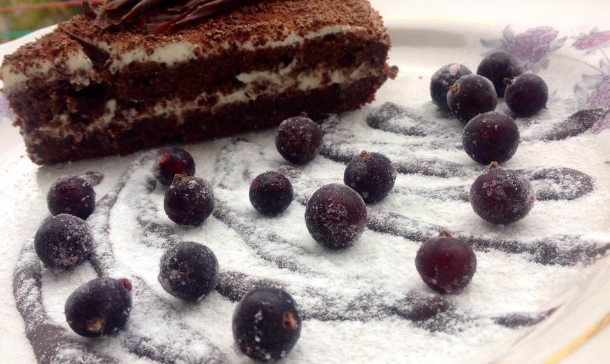 Шоколадный торт с миндалем