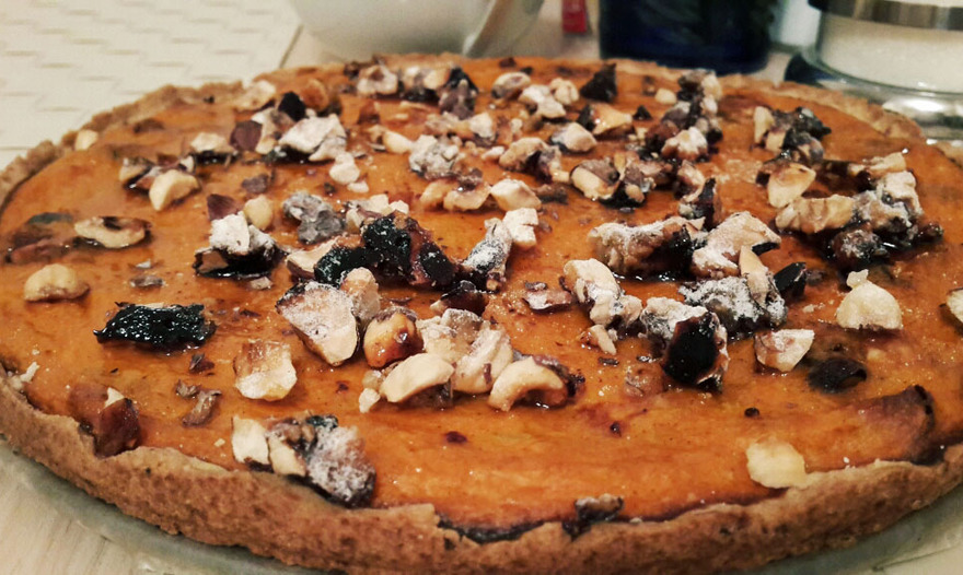 Тарт с пряной тыквой, медом и карамелизированным миндалем