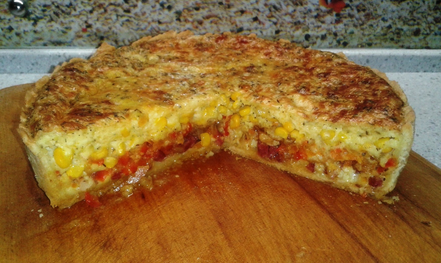 Киш с кукурузой, шпинатом и помидорами