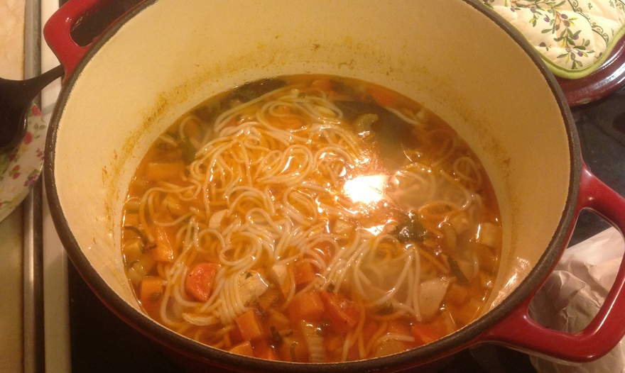 Овощной суп с курицей и яичной лапшой