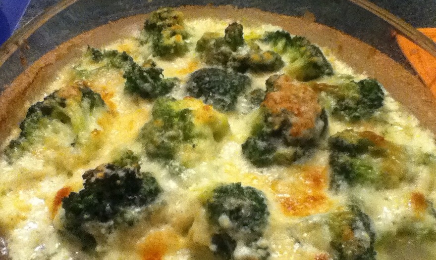 Брокколи, запеченная под сырным соусом