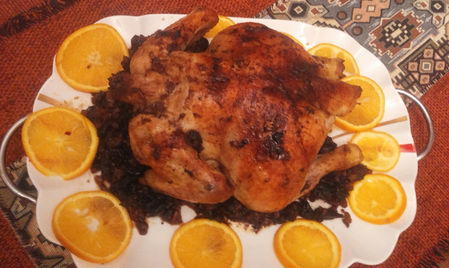 Запечённая курица,фаршированная орехами и черносливом