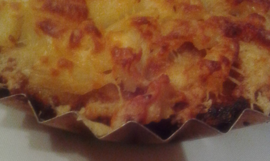 Мясная запеканка с ананасом, сыром и брусникой