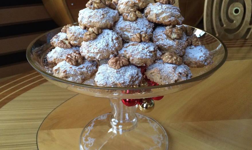 Пряное печенье с хурмой и грецкими орехами