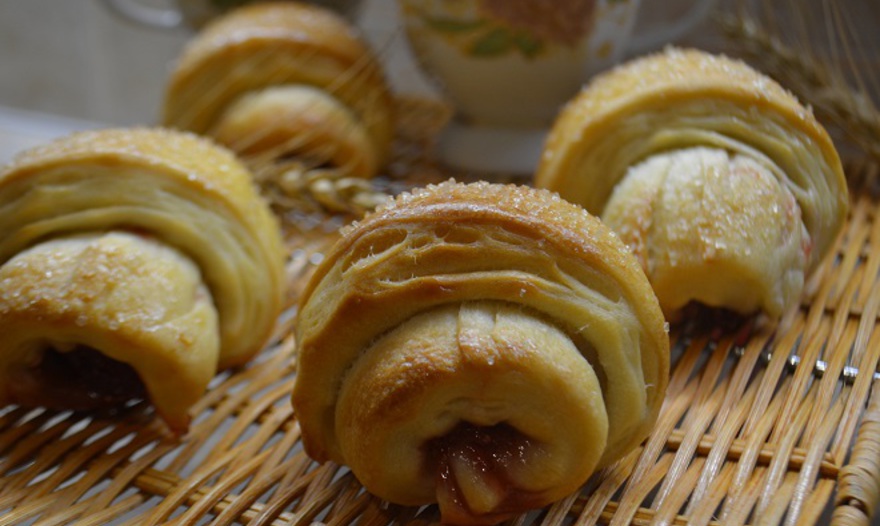 Булочки слоеные с джемом и вареной сгущенкой