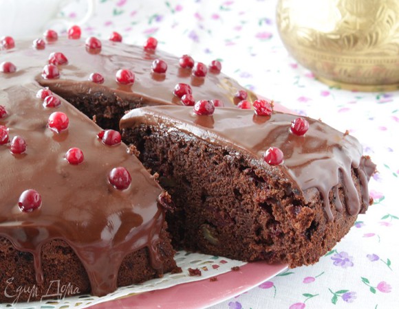 Шоколадный пирог с брусникой и орехами
