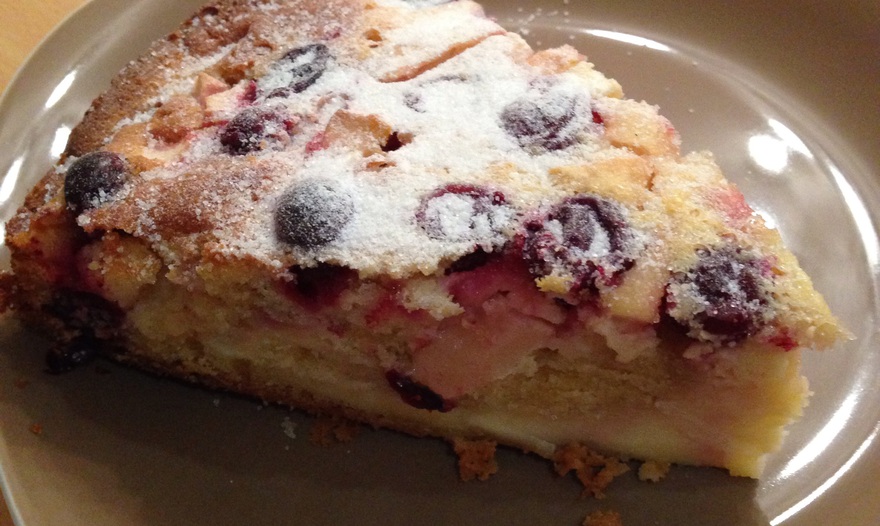 Яблочно-клюквенный пирог со сметанной заливкой