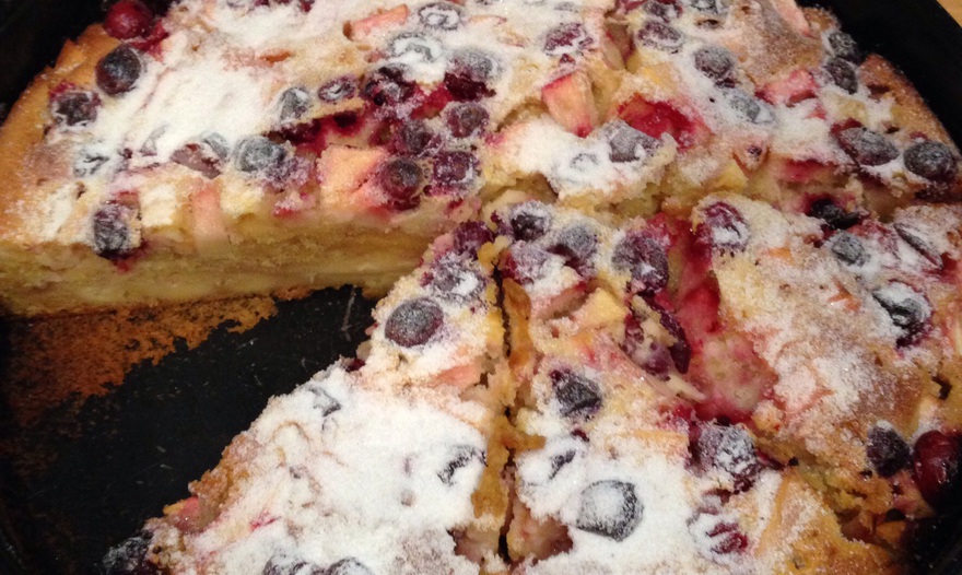 Яблочно-клюквенный пирог со сметанной заливкой