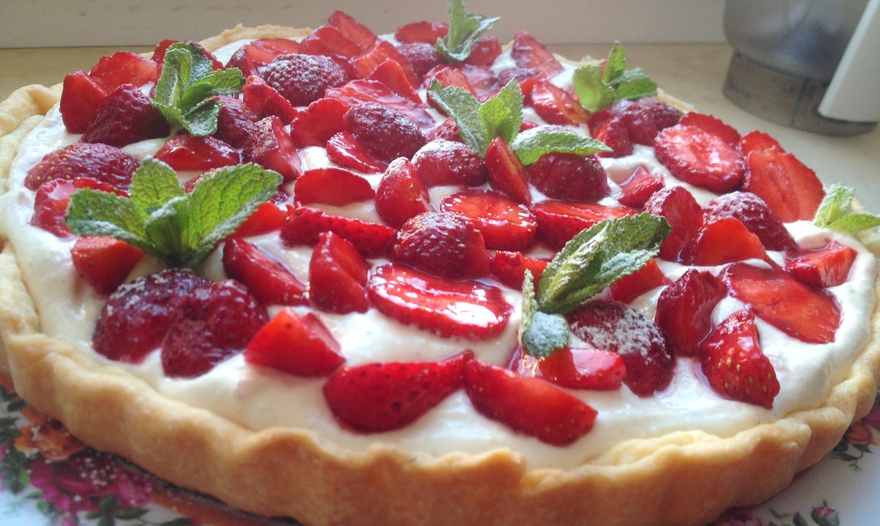 Летний торт с йогуртом и клубникой