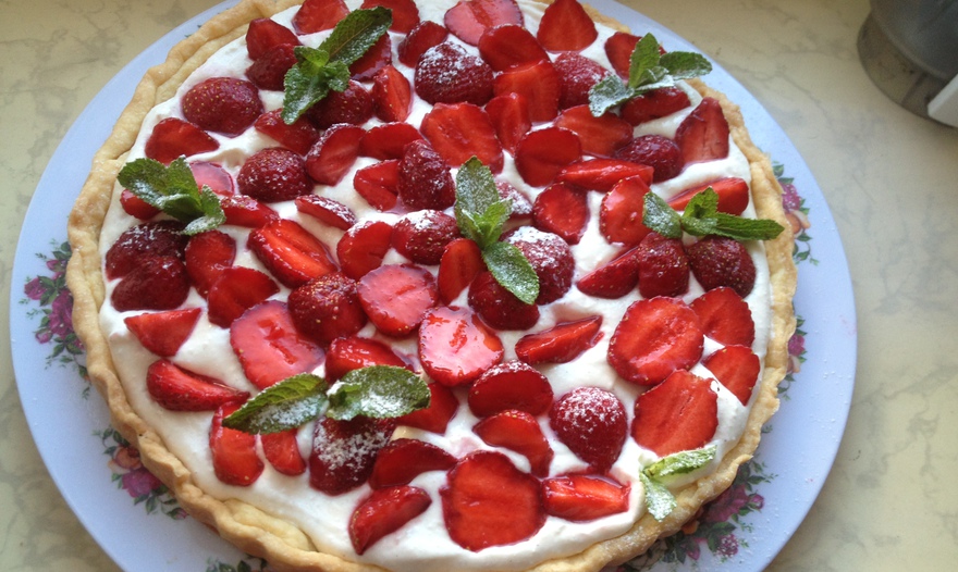 Летний торт с йогуртом и клубникой