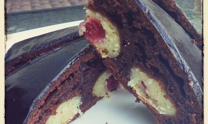 Шоколадный пирог с творожными шариками