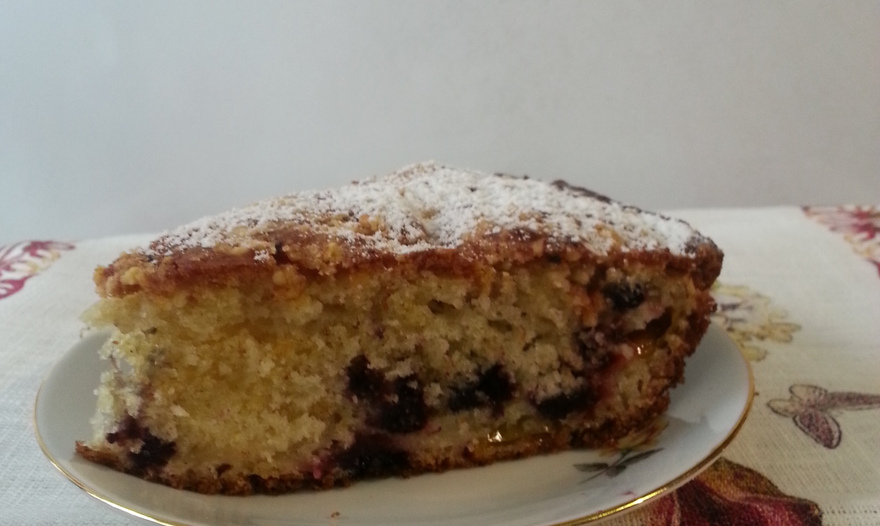 Воздушный йогуртовый пирог с лесными ягодами