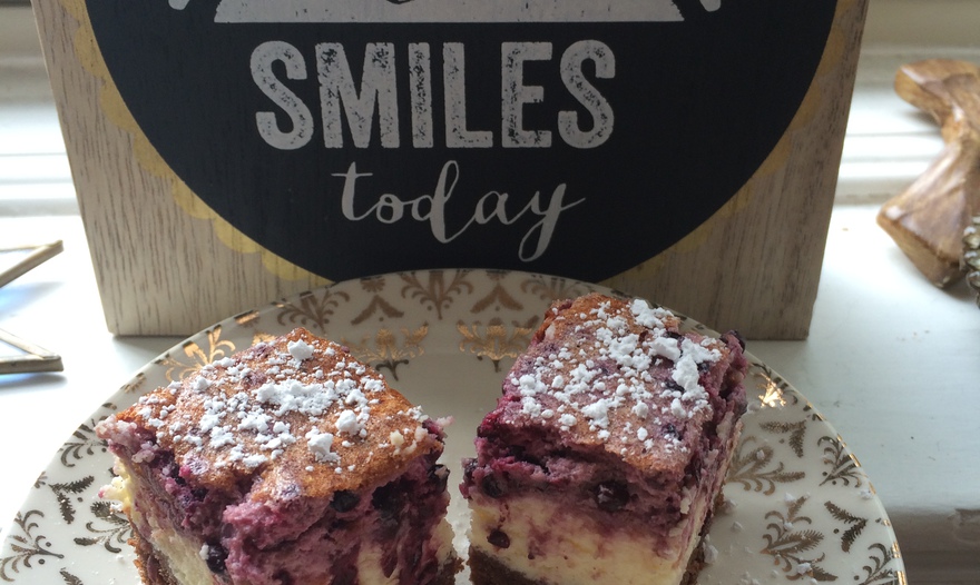 Трехслойный творожно-ягодный торт