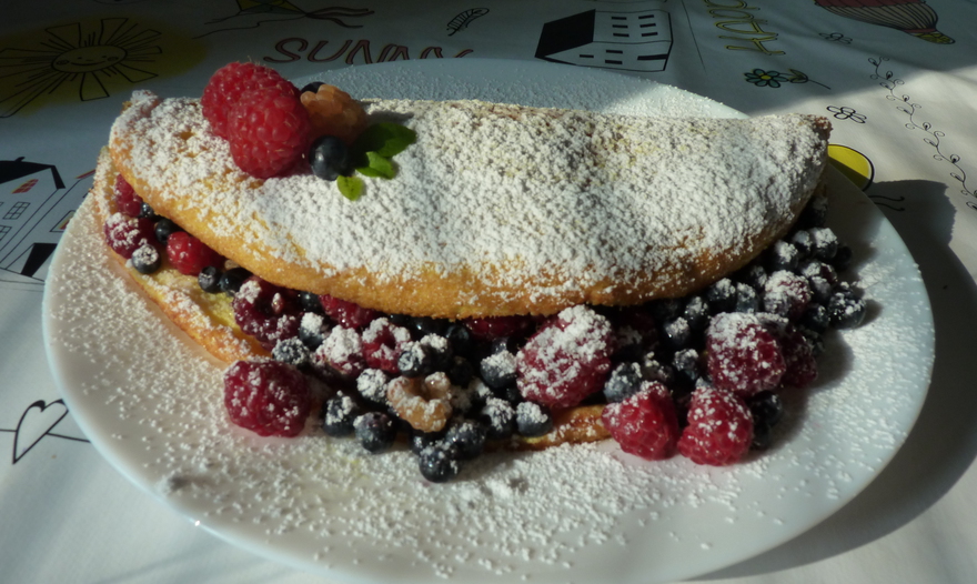 Омлет-суфле с ягодами и вареньем 