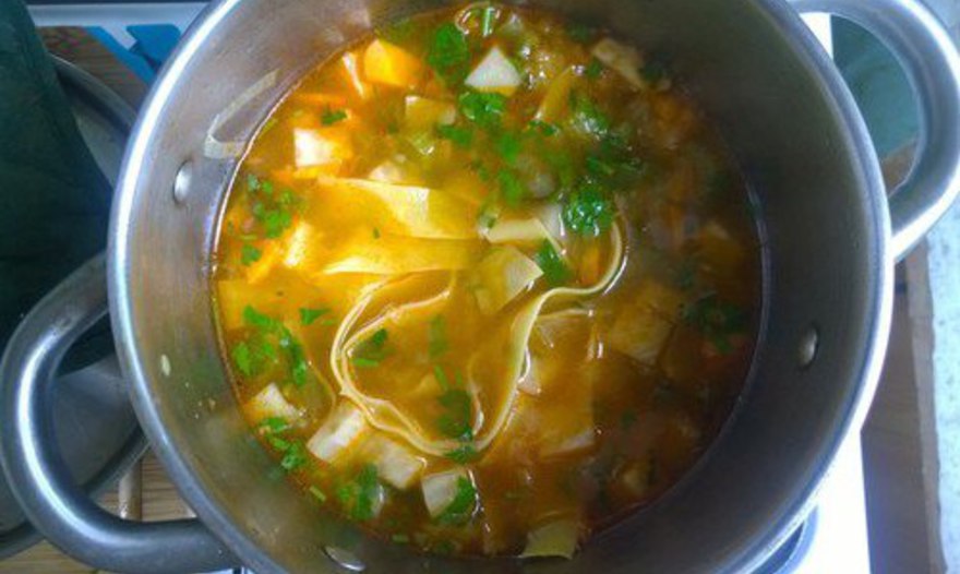 Овощной суп с курицей и яичной лапшой