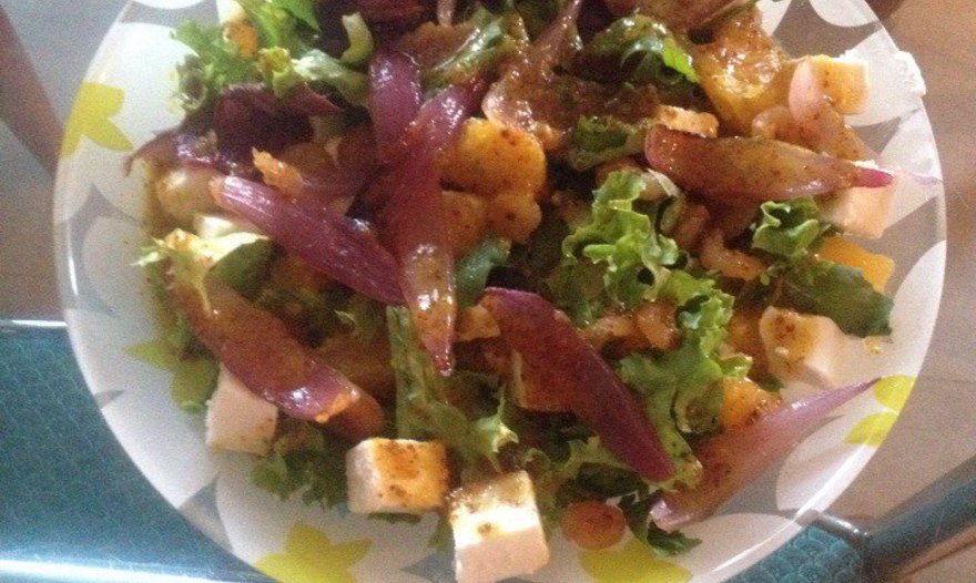 Зелёный салат с апельсином с пикантной заправкой