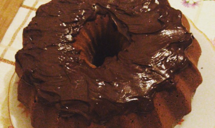 Шоколадный кекс с красным вином, фундуком и апельсиновыми цукатами