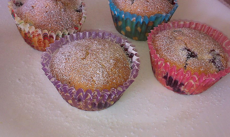 Сливочные маффины с клюквой и вишней 