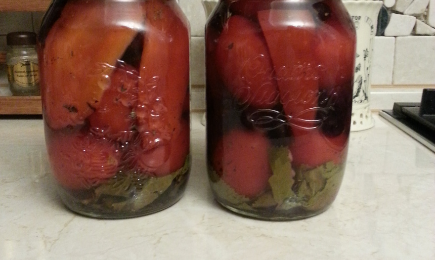 Помидоры с виноградом и сладким перцем