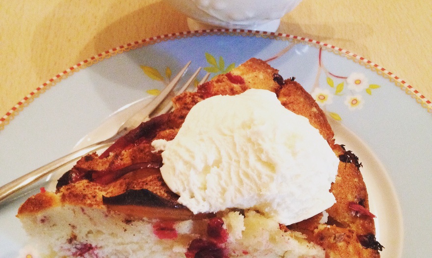 Домашний пирог с яблоками и корицей