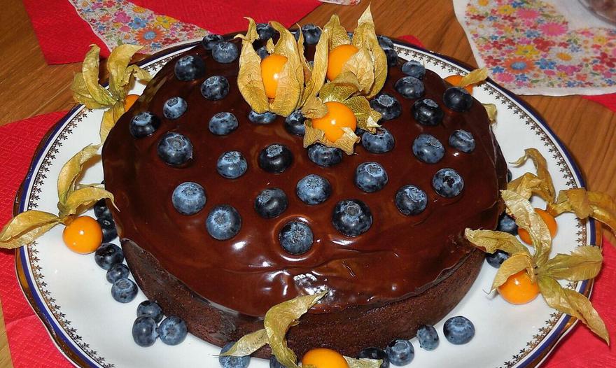 Шоколадный пирог с голубикой