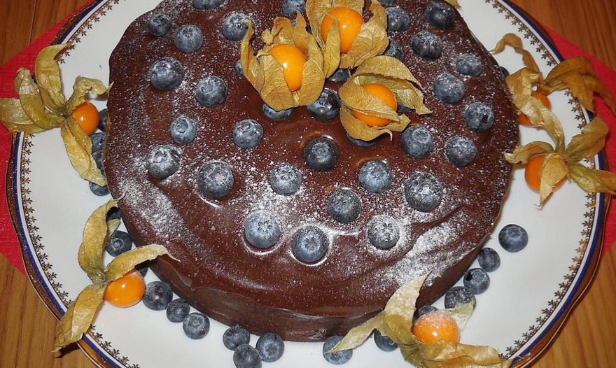 Шоколадный пирог с голубикой