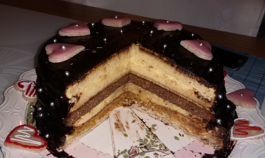 Тройной торт с кремом, покрытый шоколадом (Tripla torta alla crema ricoperta di cioccolato)