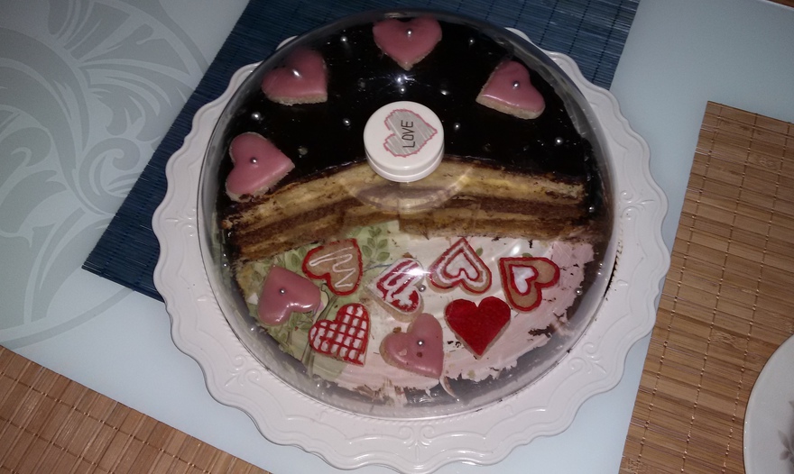 Тройной торт с кремом, покрытый шоколадом (Tripla torta alla crema ricoperta di cioccolato)