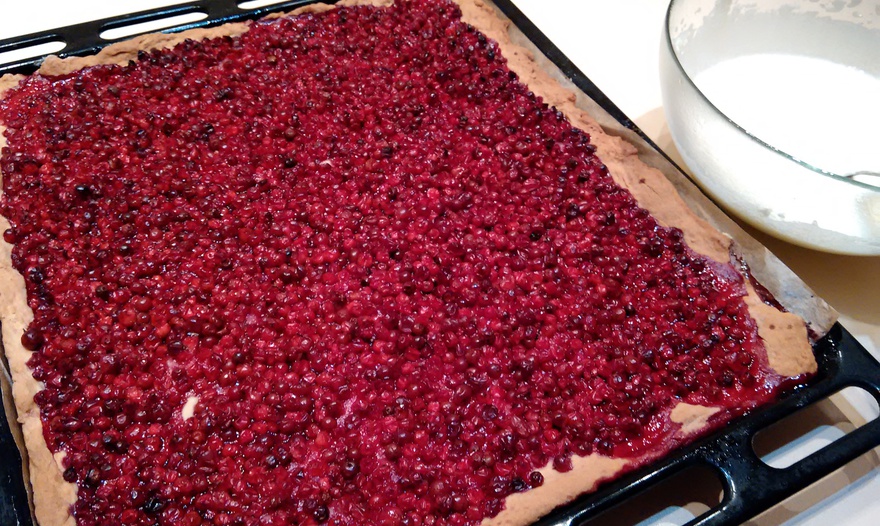 Пирог "Брусника под снегом"