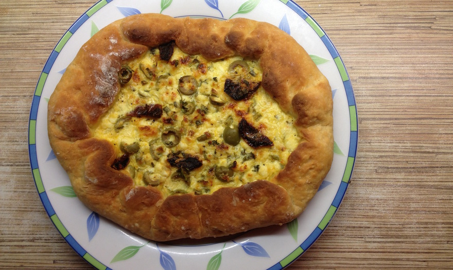 Киш с творогом, сыром и оливками