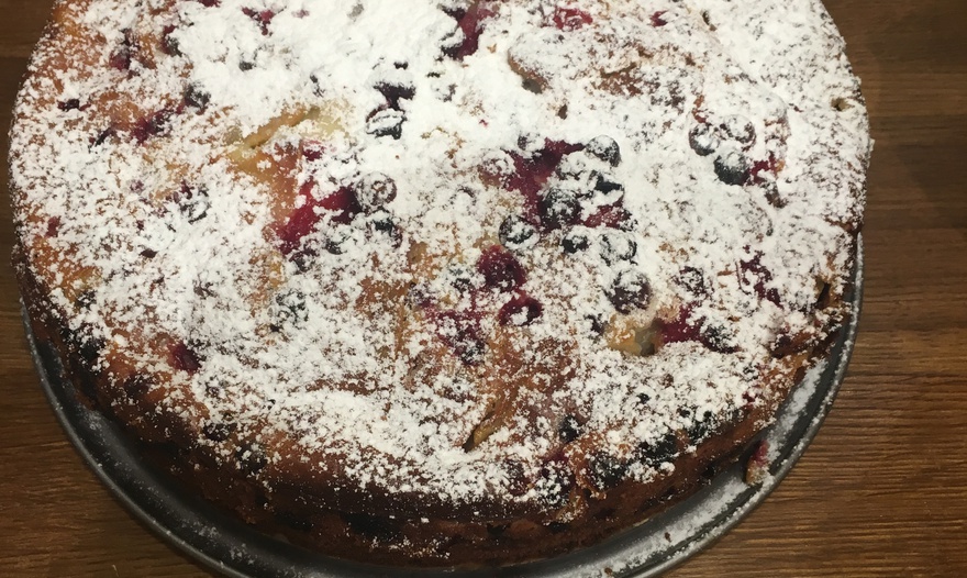 Яблочно-клюквенный пирог со сметанной заливкой