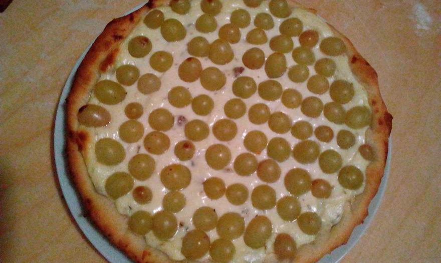 Пирог  с виноградом и розмарином