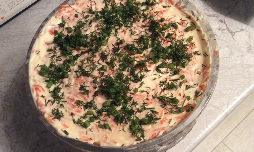 Слоёный салат с красной рыбой,рисом и овощами.