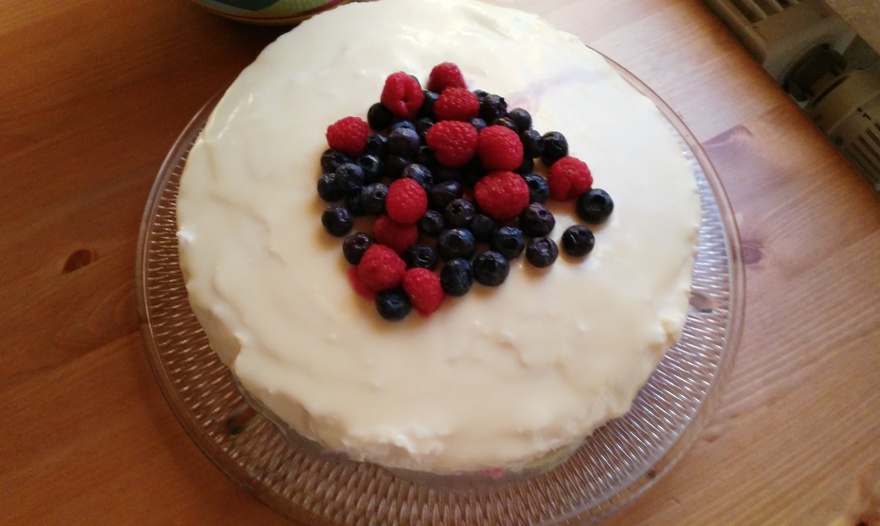 Творожный торт-мусс с ягодами в белом шоколаде