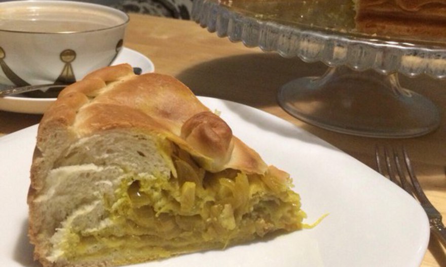 Многослойный луковый пирог