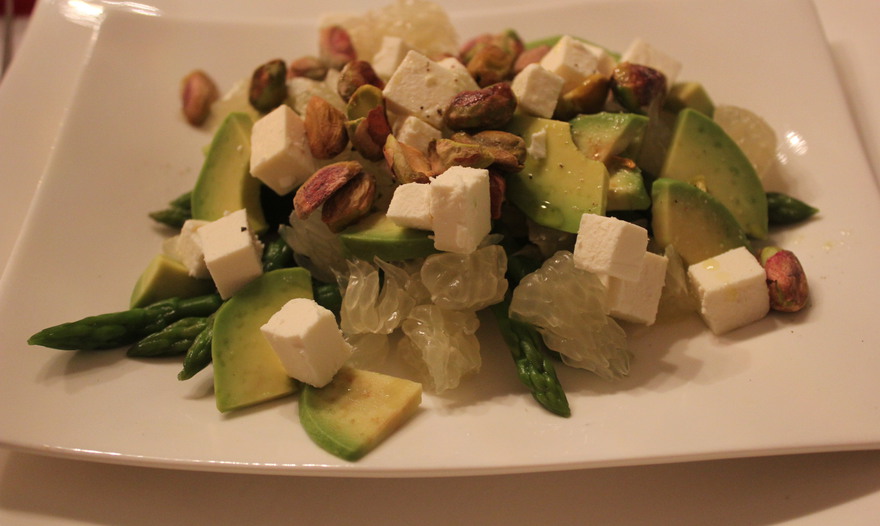 Салат из спаржи с авокадо, грейпфрутом и фетой