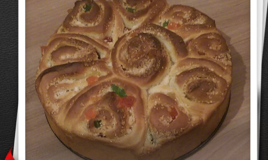 Праздничные булочки с марципаном и цукатами