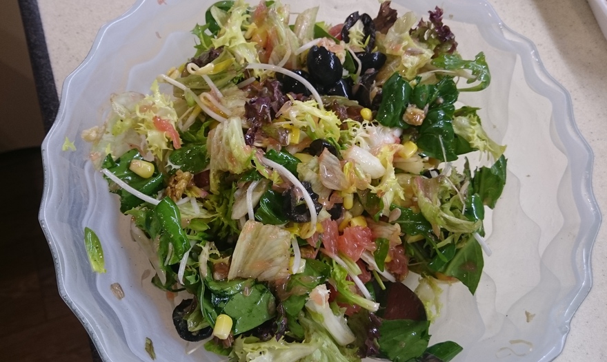 Салат с грейпфрутом, орехами и оливками   