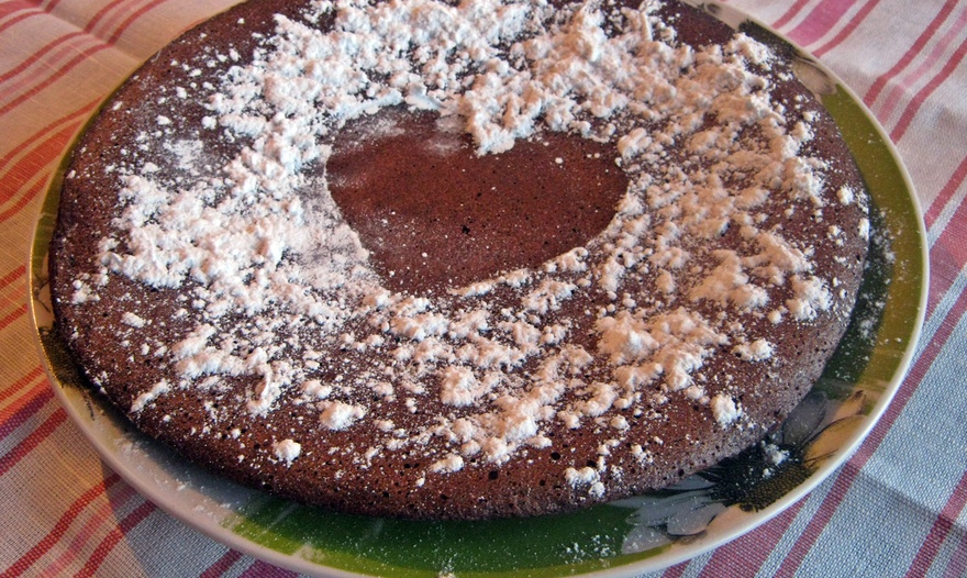 Шоколадный бисквит со взбитыми сливками