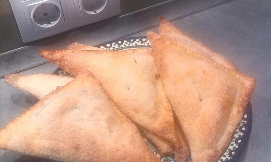 Вишневые треугольнички из ложного слоеного теста