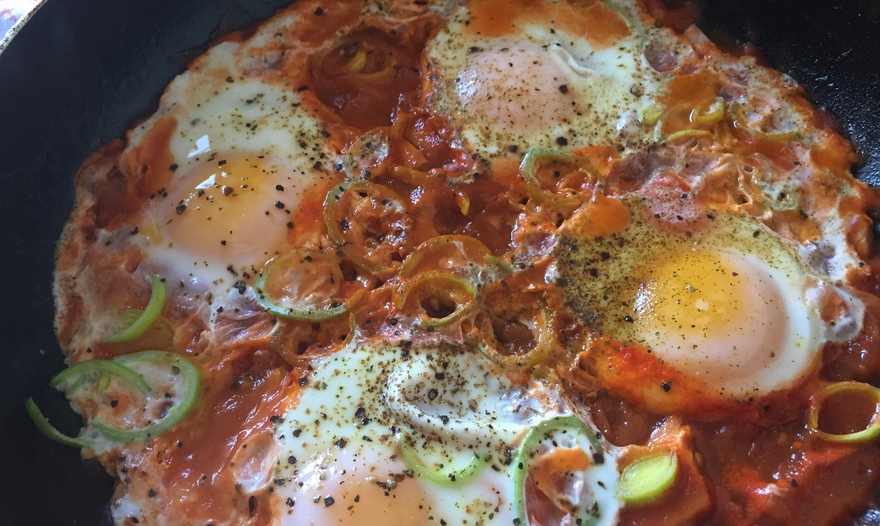 Яичница в томатах