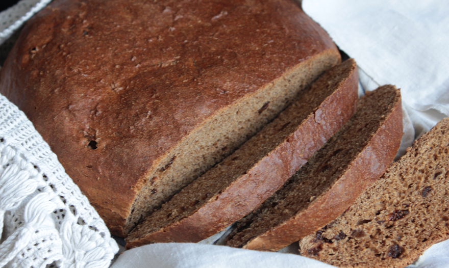 Темный хлеб на пиве с тмином и черносливом