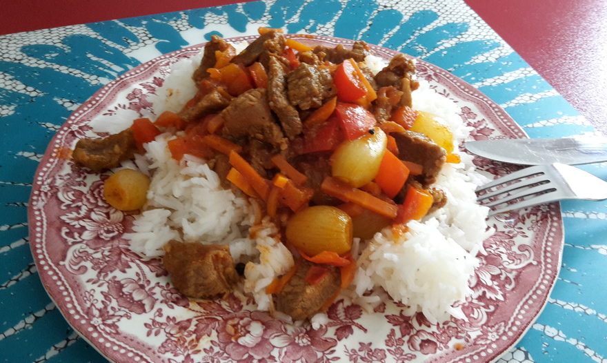 Мясо, тушеное с луком-шалотом