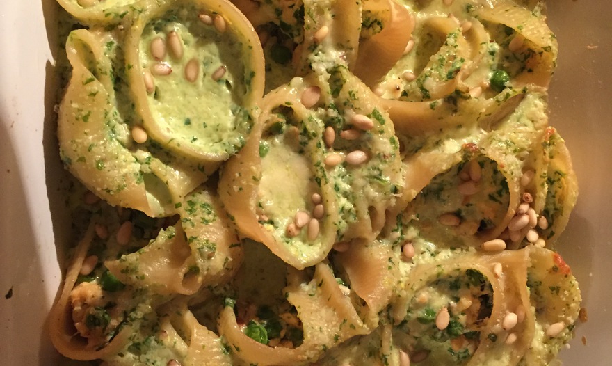 Паста "ракушки" с семгой, зеленым горошком и пряным соусом из руколы