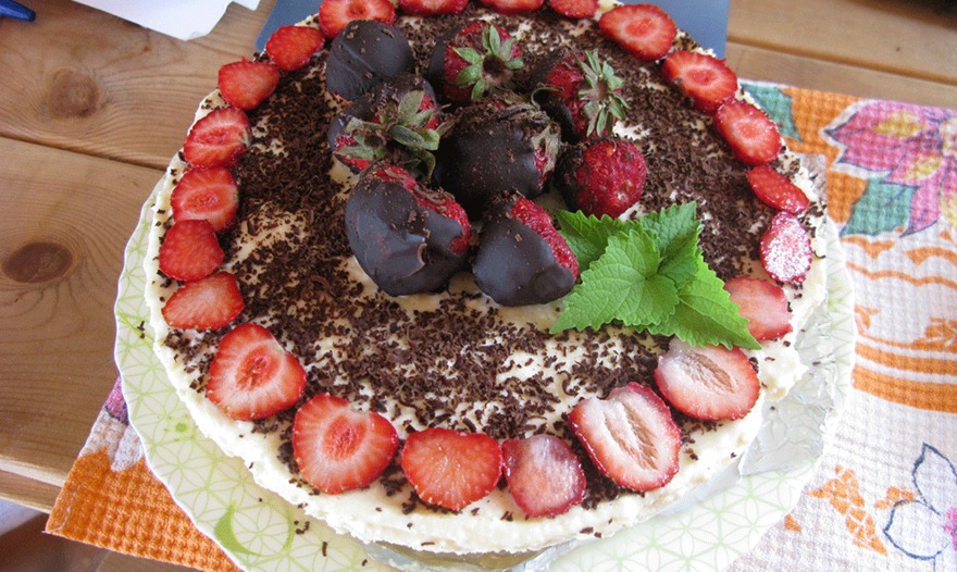 Творожный торт-мусс с ягодами в белом шоколаде